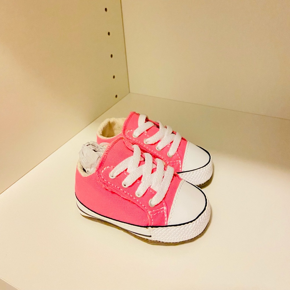 NEW NEVER WORN BABY Converse booties size 2c